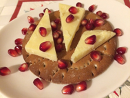 pepparkaksknäcke med cheddarost och granatäppelkärnor