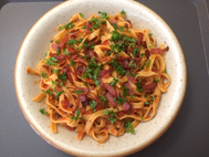 pasta med mustig tomatsås och knaperstekt fläsk